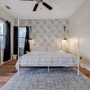  Holiday home Honey, I'm Near - Seen On Hgtv United States